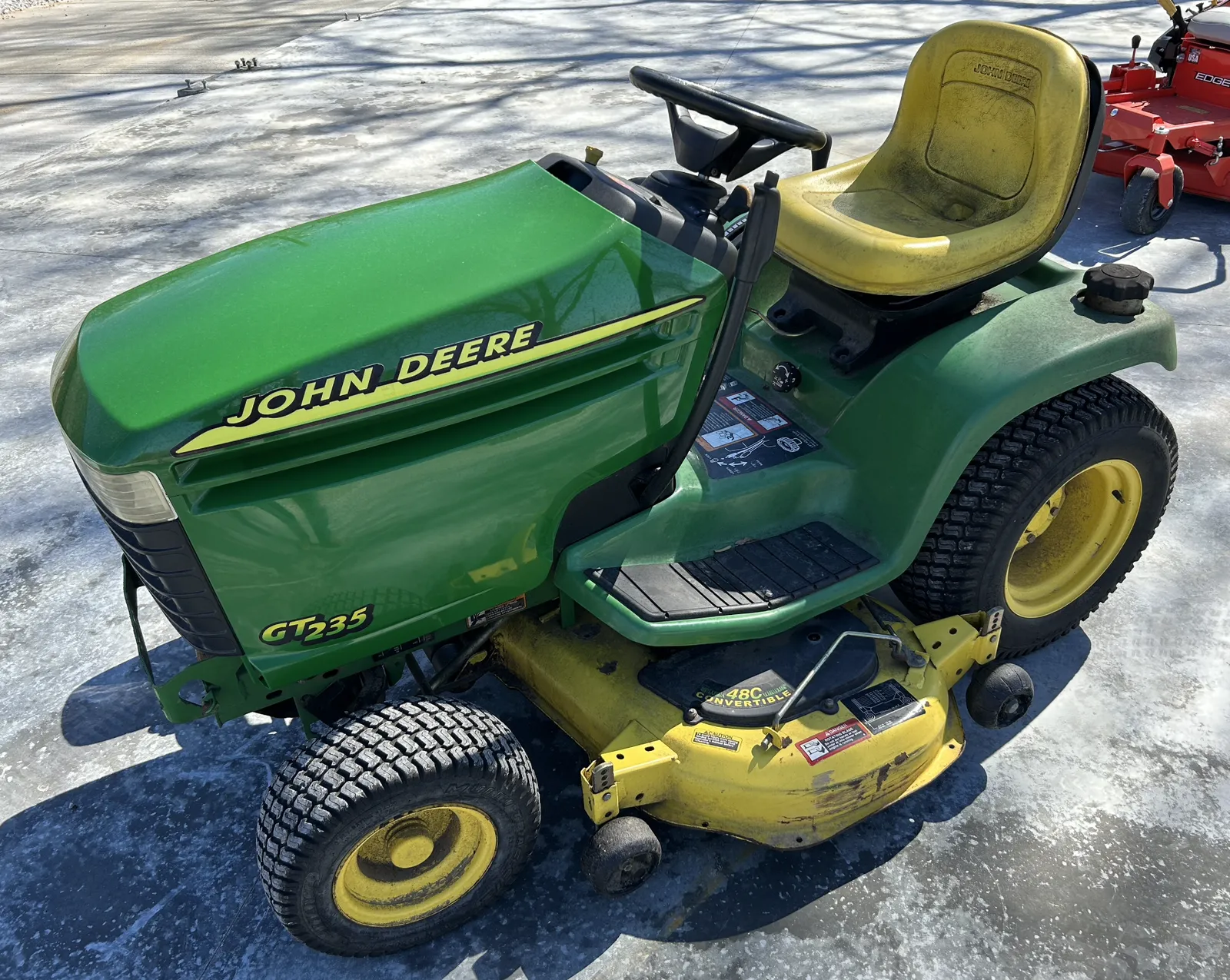 John Deere GT235