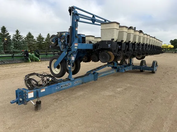 1996 Kinze 2600