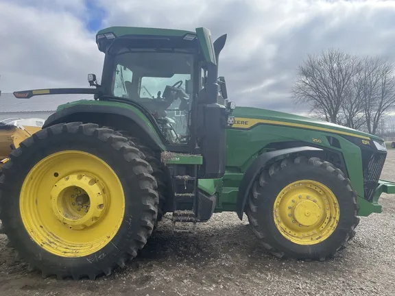2025 John Deere 8R 250