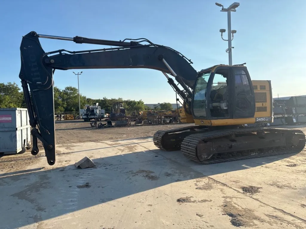 2017 John Deere 245G