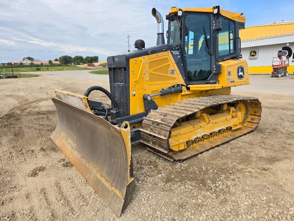 2023 John Deere 700L