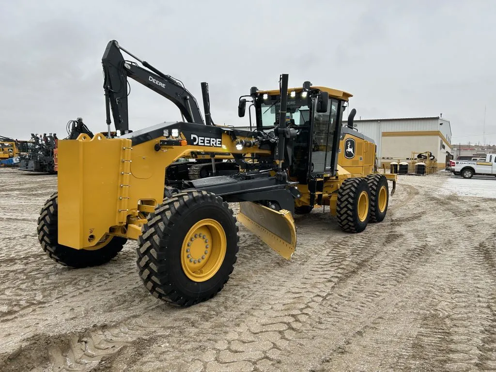 2023 John Deere 772G