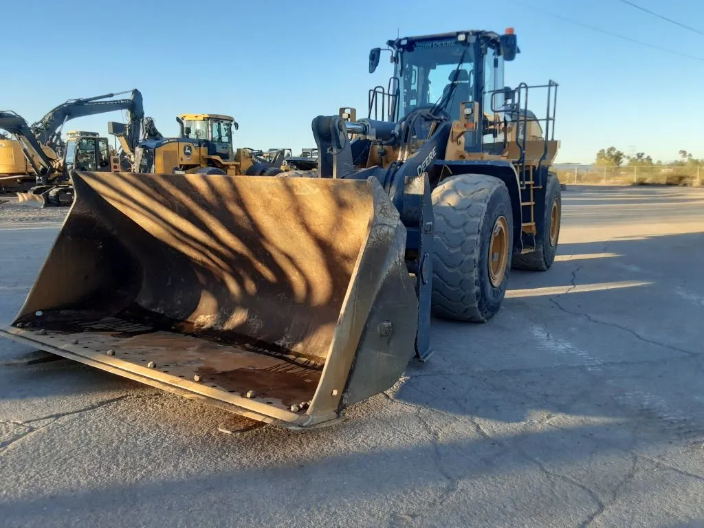 2021 John Deere 744L