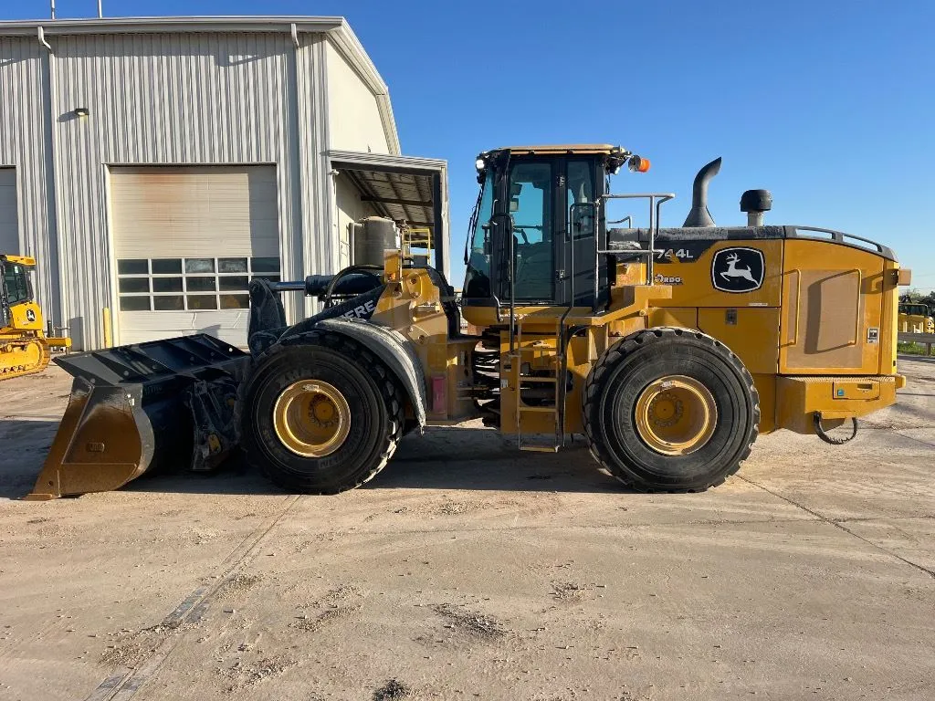 2021 John Deere 744L