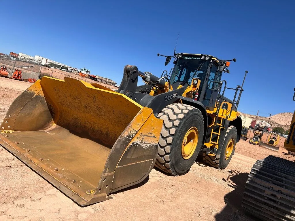 2025 John Deere 744X