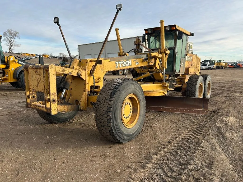 2004 John Deere 772CH II