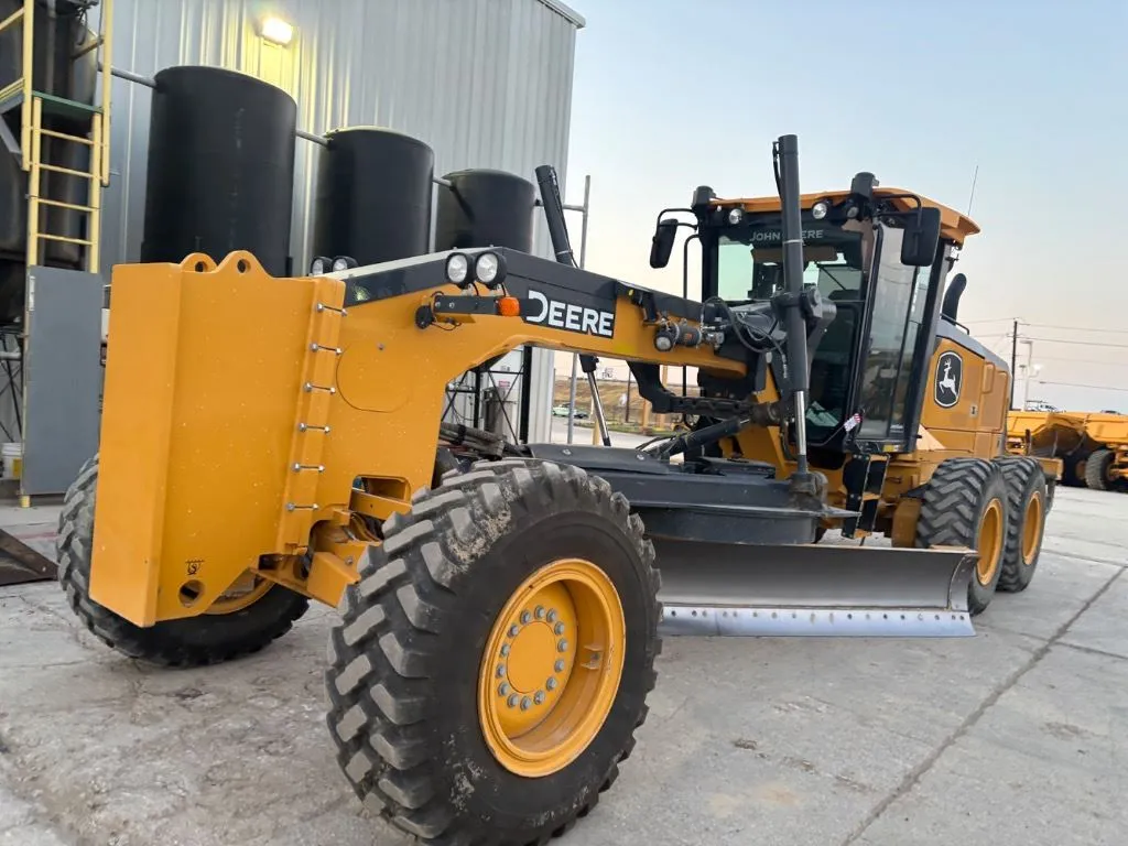 2024 John Deere 772G