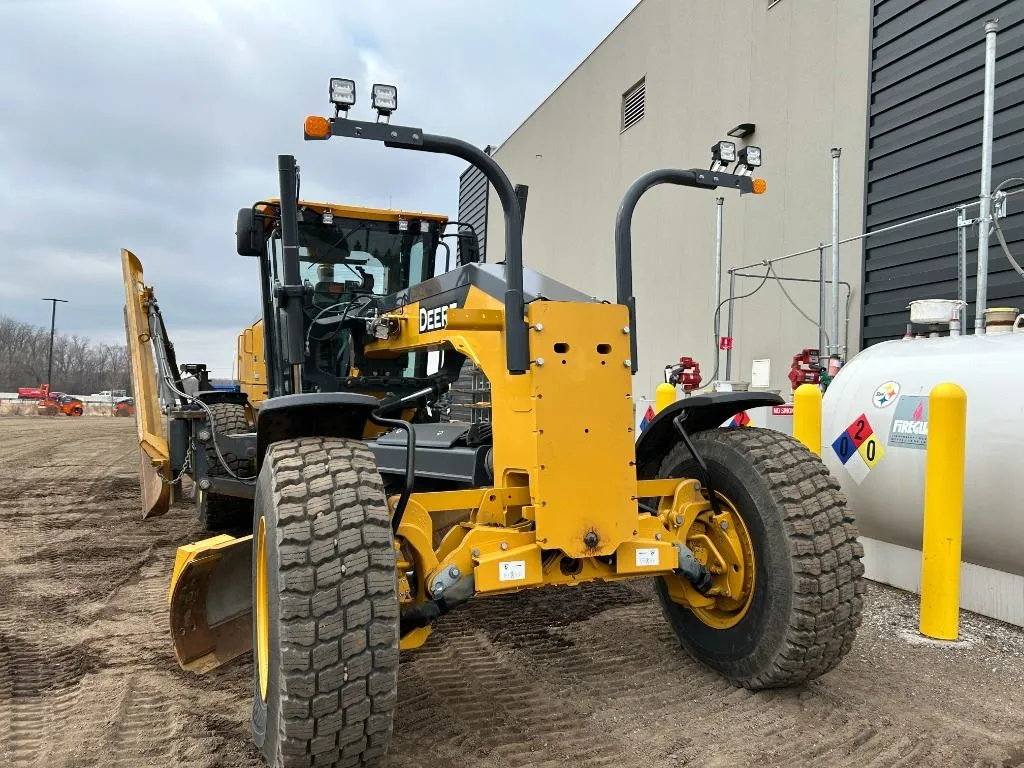 2023 John Deere 772G
