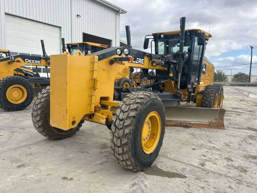 2023 John Deere 772G