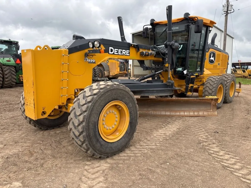 2024 John Deere 772G