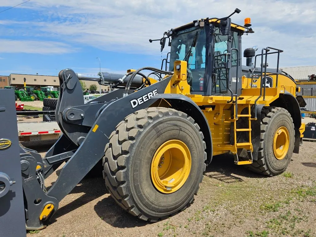 2023 John Deere 824P