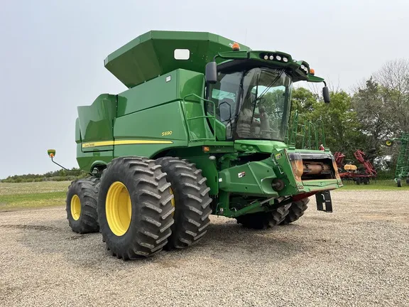 2017 John Deere S690