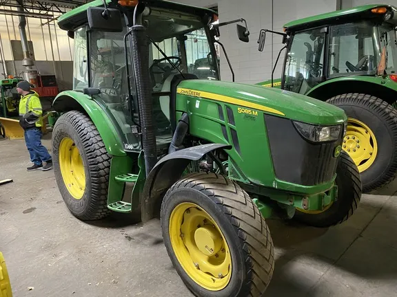 2016 John Deere 5085M