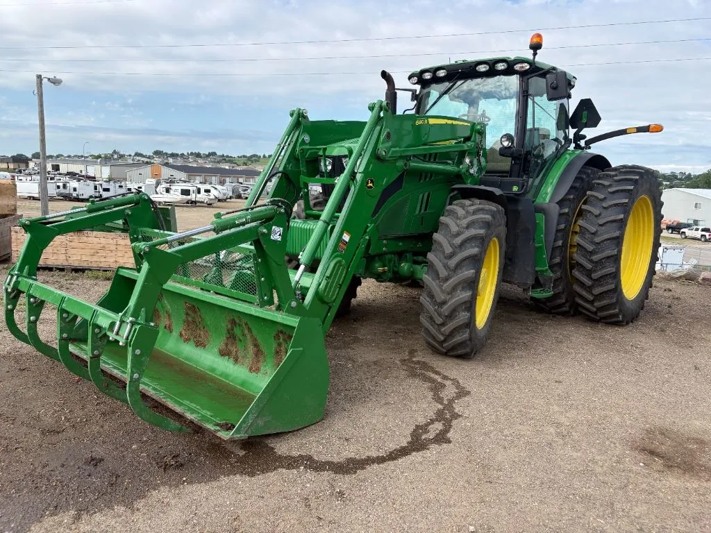 2022 John Deere 6215R