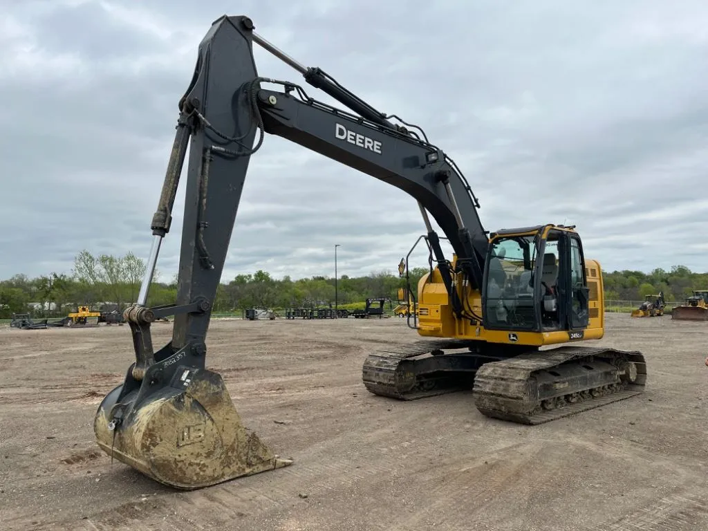 2022 John Deere 245G