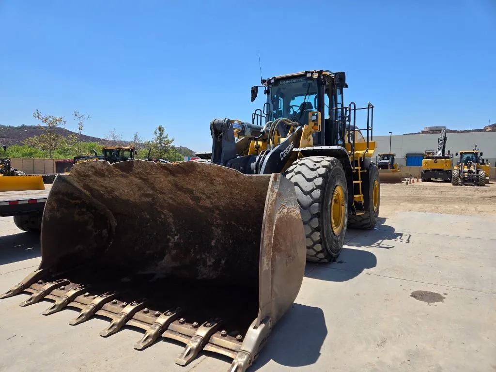 2022 John Deere 744L