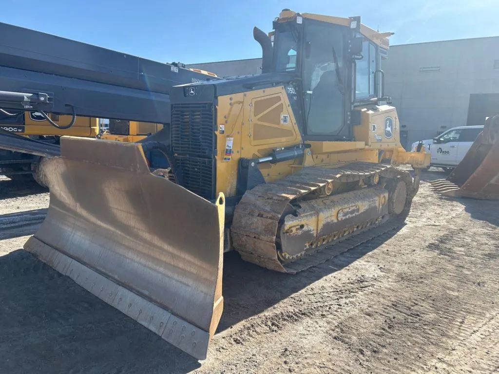 2023 John Deere 750L