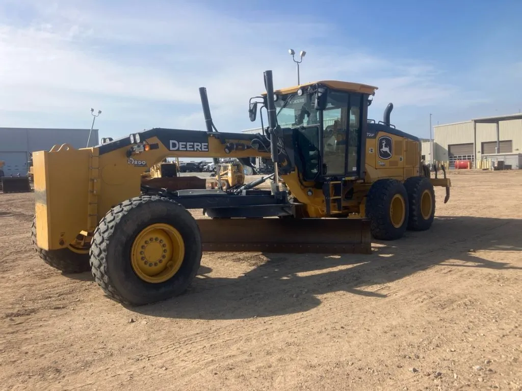 2023 John Deere 772G