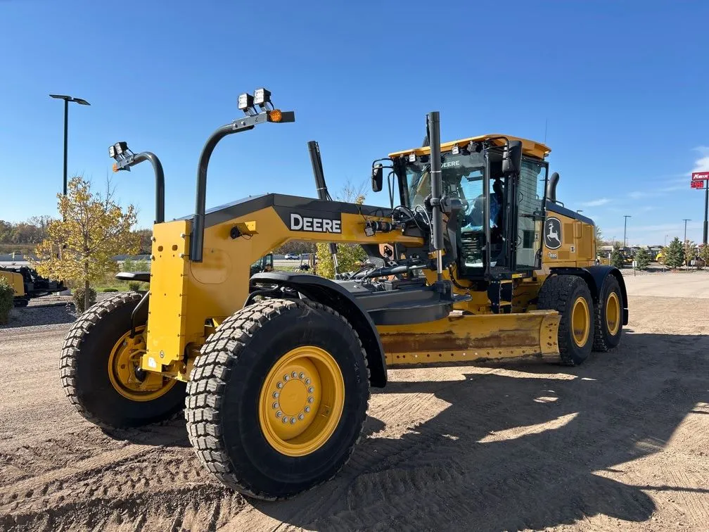 2023 John Deere 772G