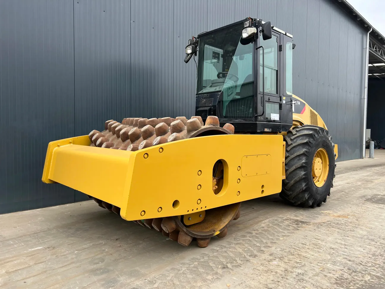 2011 Caterpillar CP74