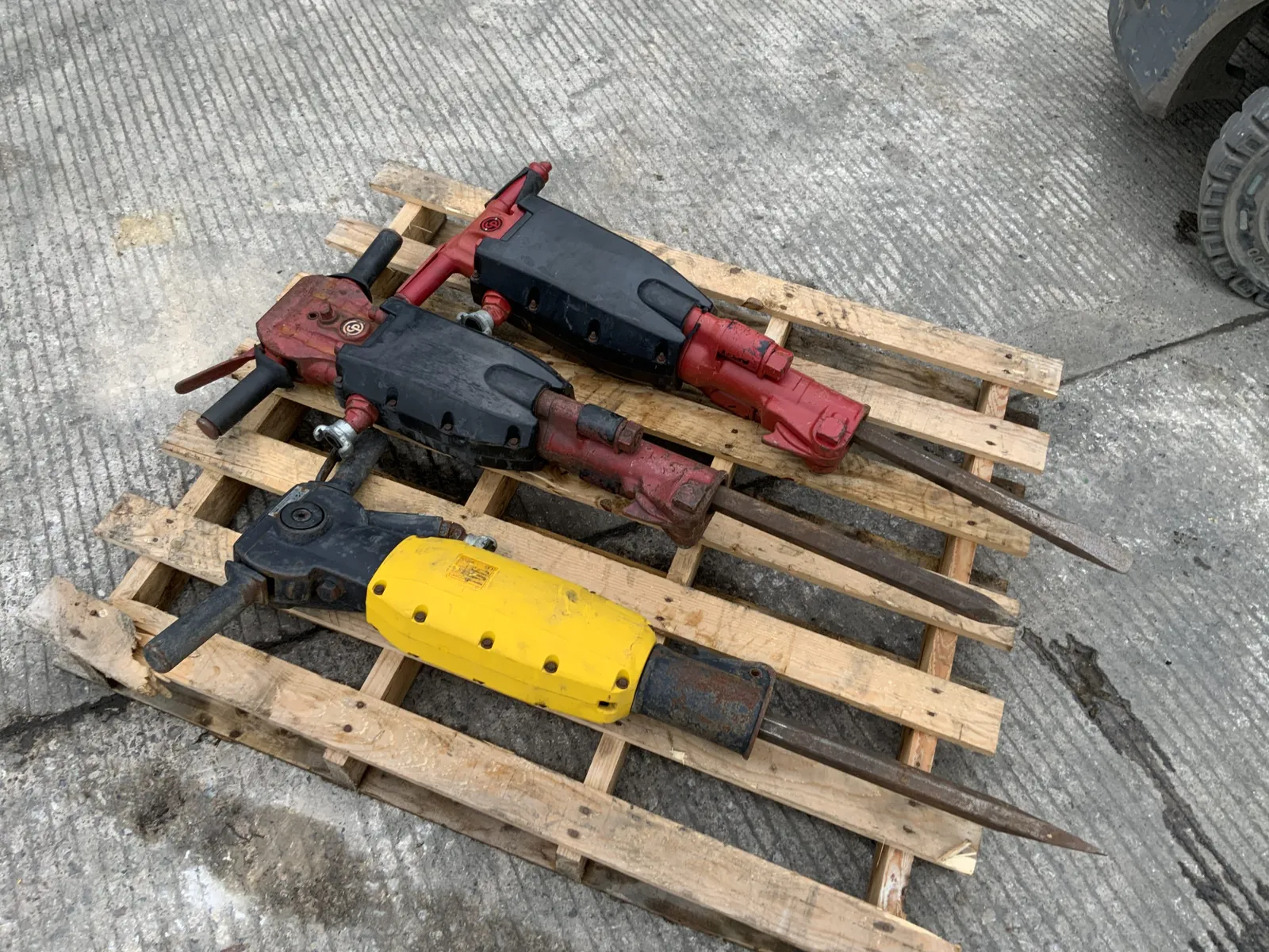 X3 Air Breaker Guns comes with Chisels